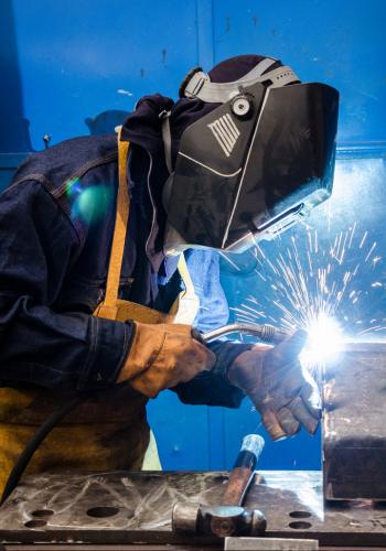 Teräsjaakko leikkaa määrämittaan - FE-latat, laattateräkset